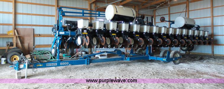 image for item L7050 2008 Kinze 3600 16/31 split row no-till planter