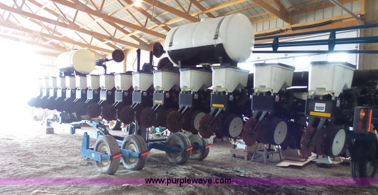 image for item L7050 2008 Kinze 3600 16/31 split row no-till planter