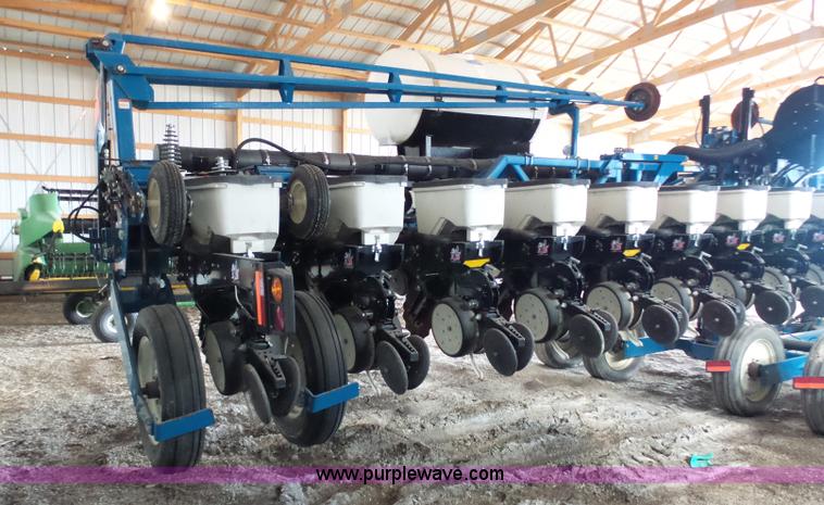 image for item L7050 2008 Kinze 3600 16/31 split row no-till planter