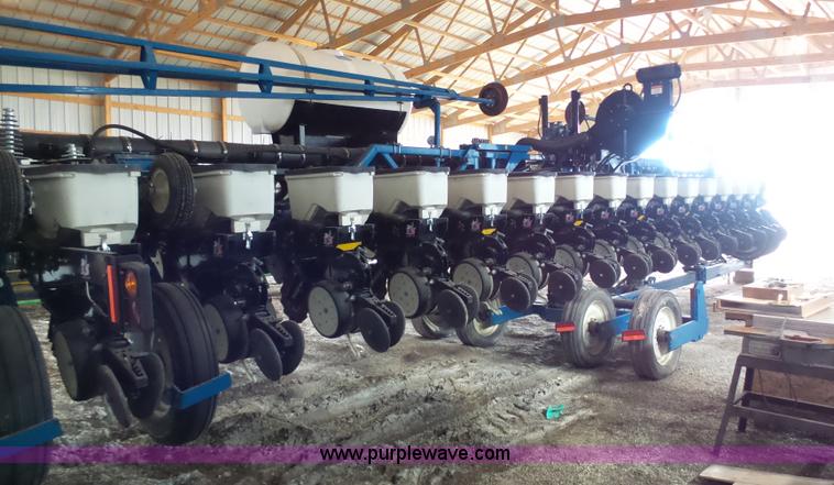image for item L7050 2008 Kinze 3600 16/31 split row no-till planter