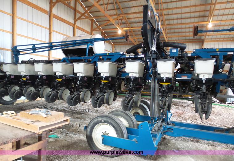 image for item L7050 2008 Kinze 3600 16/31 split row no-till planter
