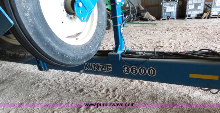 image for item L7050 2008 Kinze 3600 16/31 split row no-till planter