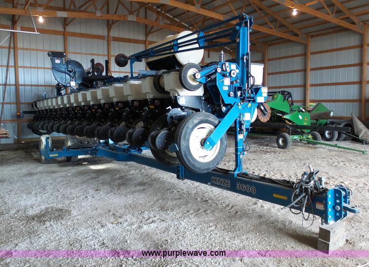 image for item L7050 2008 Kinze 3600 16/31 split row no-till planter