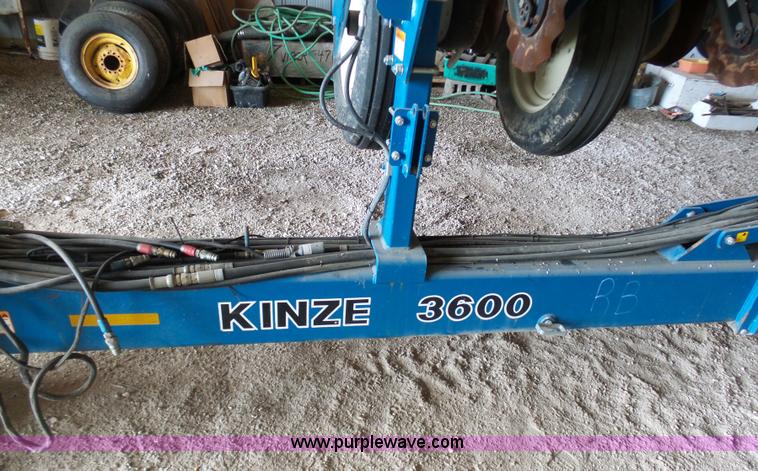 image for item L7050 2008 Kinze 3600 16/31 split row no-till planter