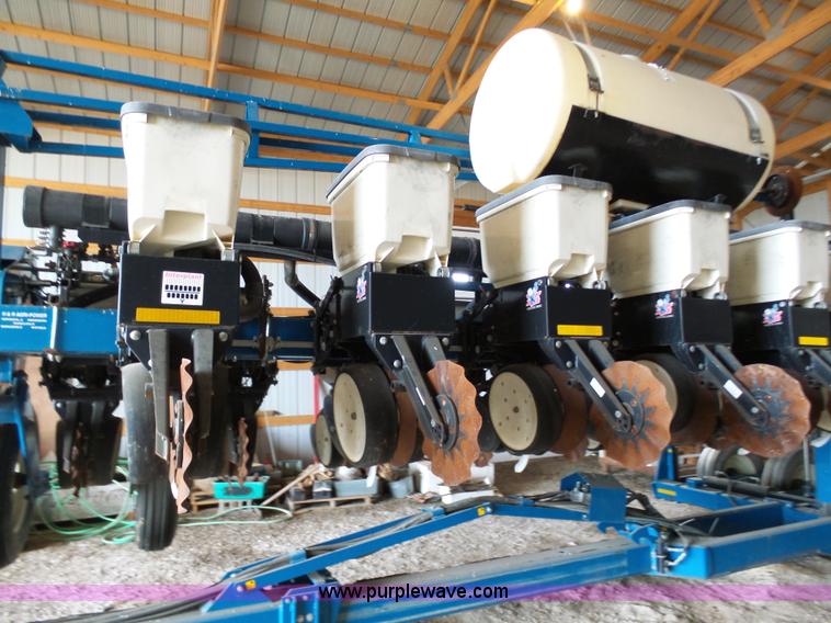 image for item L7050 2008 Kinze 3600 16/31 split row no-till planter