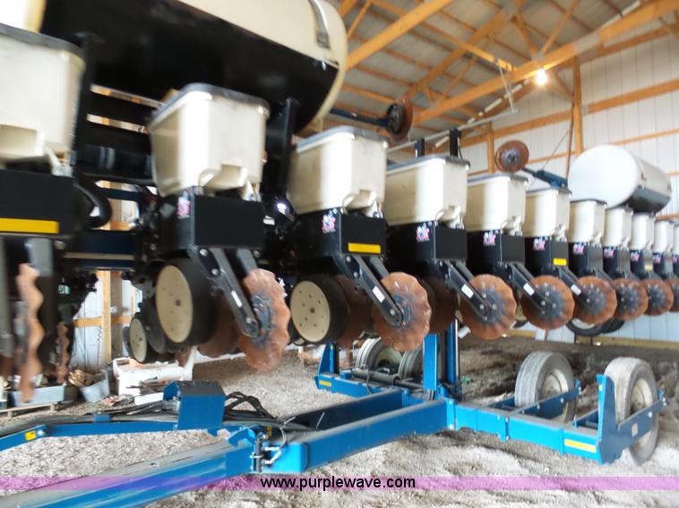 image for item L7050 2008 Kinze 3600 16/31 split row no-till planter