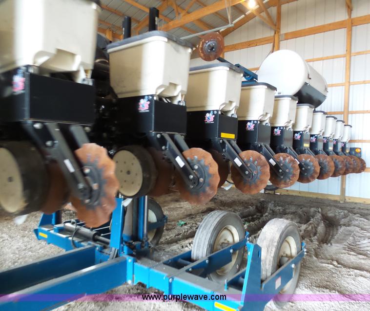 image for item L7050 2008 Kinze 3600 16/31 split row no-till planter