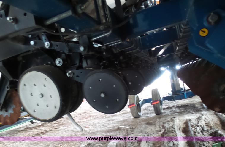 image for item L7050 2008 Kinze 3600 16/31 split row no-till planter
