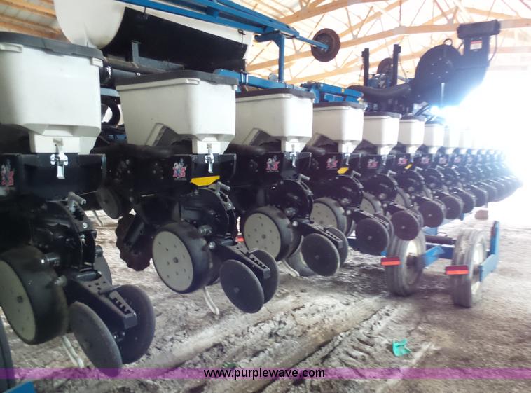 image for item L7050 2008 Kinze 3600 16/31 split row no-till planter