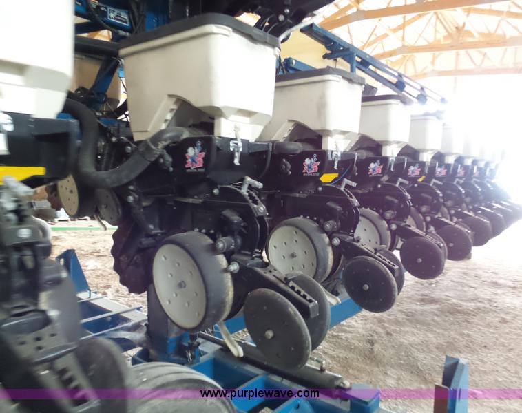 image for item L7050 2008 Kinze 3600 16/31 split row no-till planter