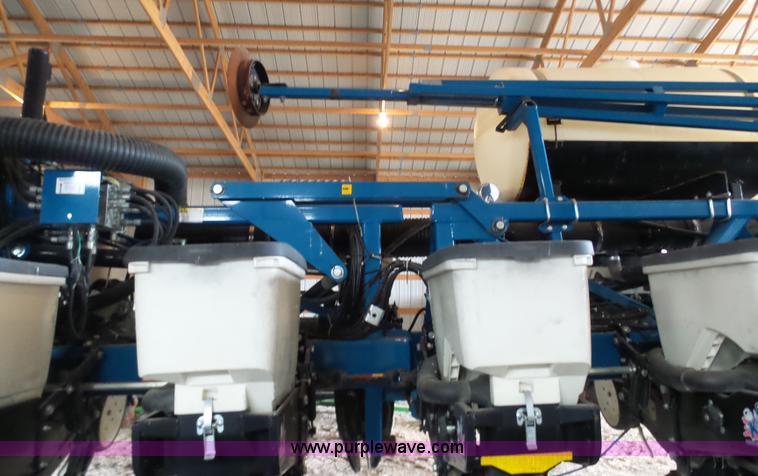 image for item L7050 2008 Kinze 3600 16/31 split row no-till planter