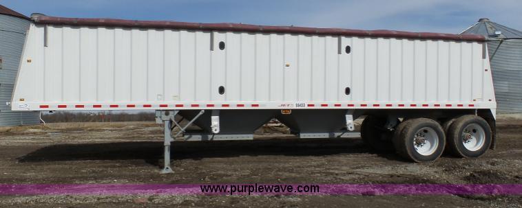image for item L7081 2006 Jet double hopper grain trailer