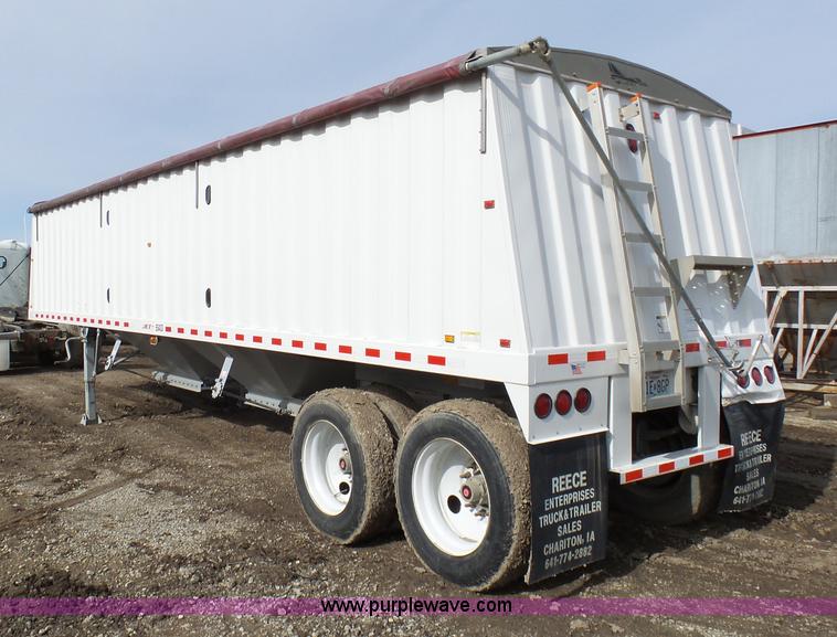 image for item L7081 2006 Jet double hopper grain trailer