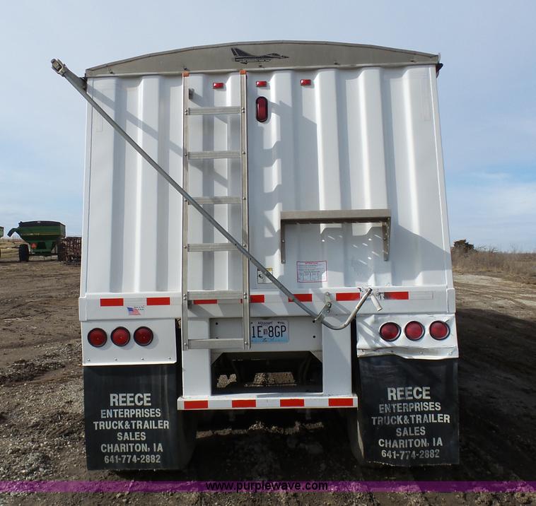 image for item L7081 2006 Jet double hopper grain trailer