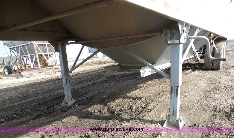 image for item L7081 2006 Jet double hopper grain trailer