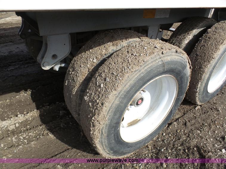 image for item L7081 2006 Jet double hopper grain trailer