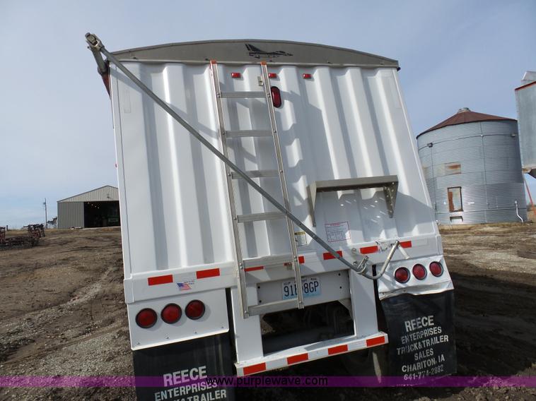 image for item L7081 2006 Jet double hopper grain trailer