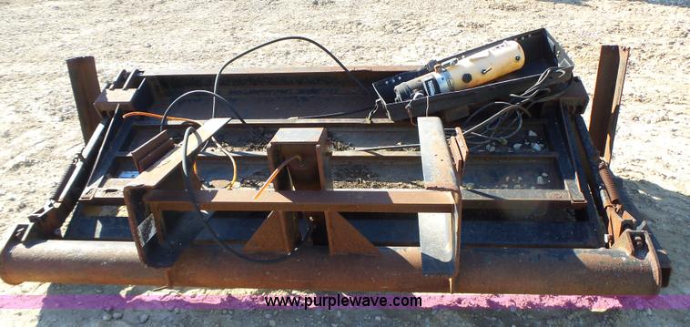 image for item L7112 1998 Waltco 202PT Tommy lift gate