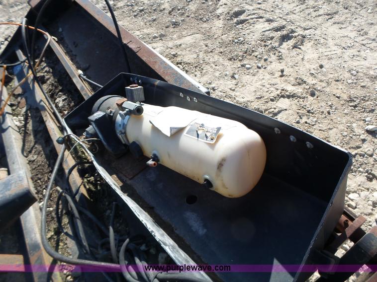 image for item L7112 1998 Waltco 202PT Tommy lift gate