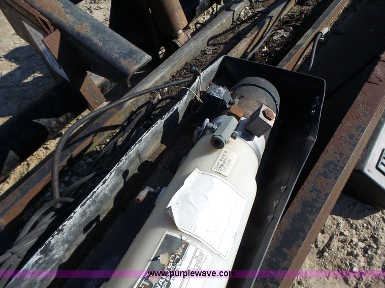 image for item L7112 1998 Waltco 202PT Tommy lift gate