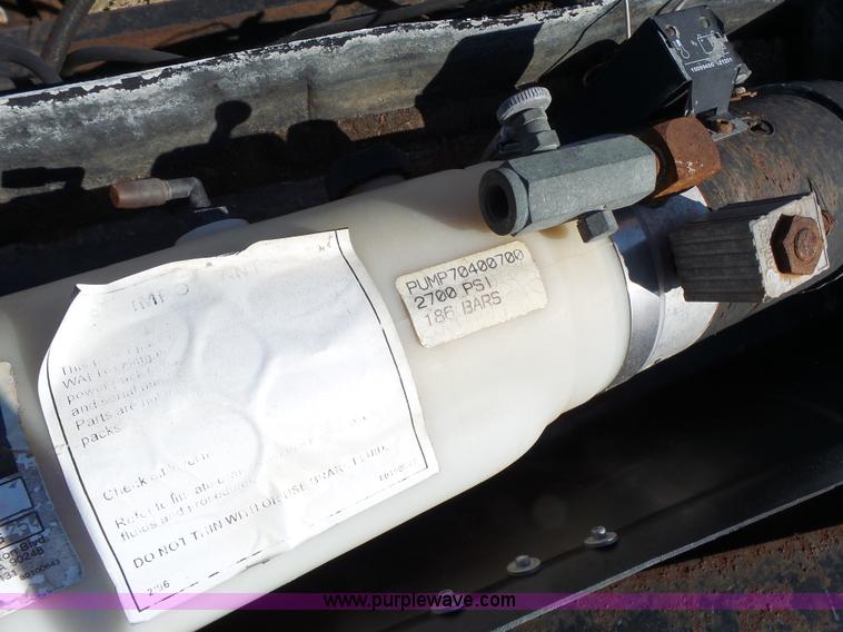 image for item L7112 1998 Waltco 202PT Tommy lift gate