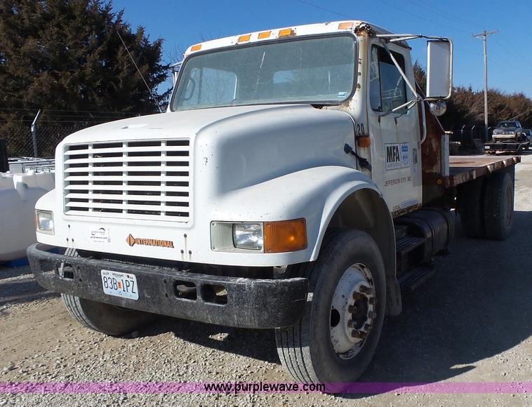 image for item L7113 1994 International 4900 flatbed truck