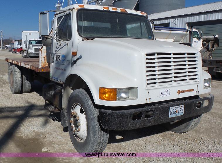 image for item L7113 1994 International 4900 flatbed truck