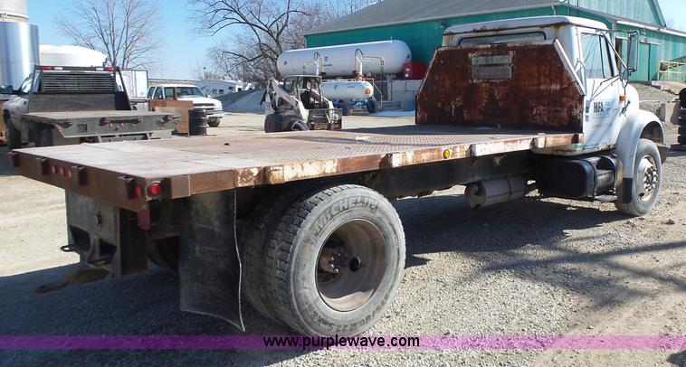 image for item L7113 1994 International 4900 flatbed truck