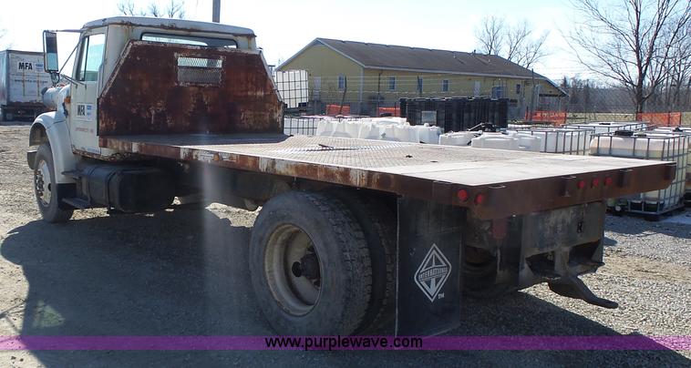 image for item L7113 1994 International 4900 flatbed truck