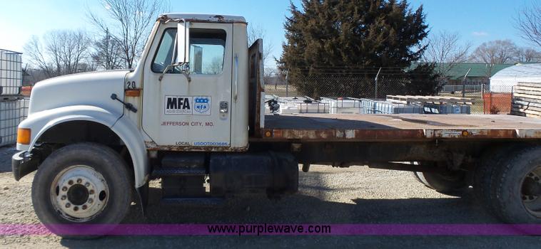image for item L7113 1994 International 4900 flatbed truck