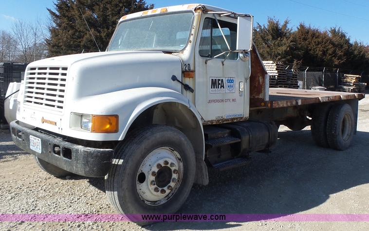 image for item L7113 1994 International 4900 flatbed truck