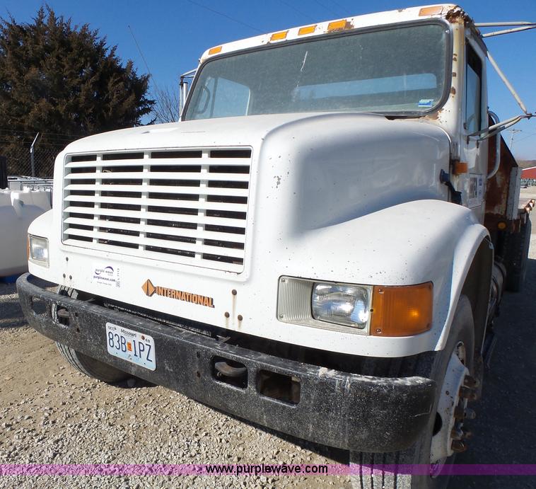 image for item L7113 1994 International 4900 flatbed truck