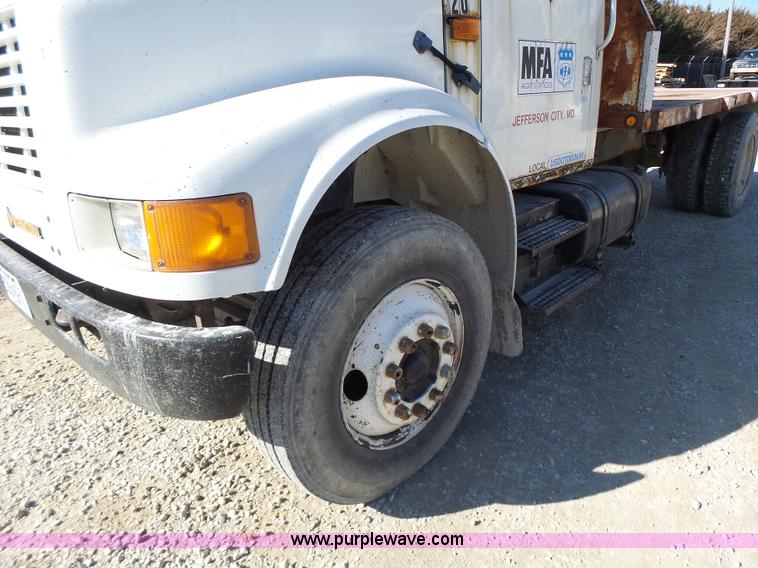 image for item L7113 1994 International 4900 flatbed truck