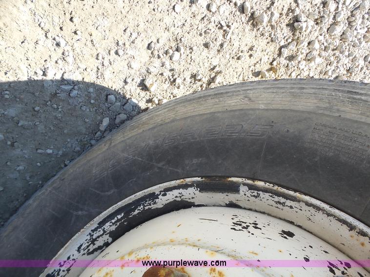 image for item L7113 1994 International 4900 flatbed truck