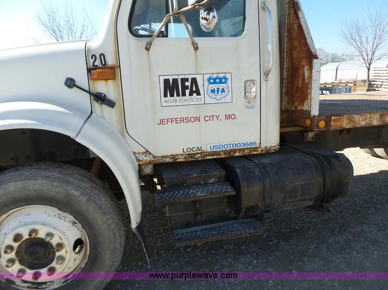 image for item L7113 1994 International 4900 flatbed truck