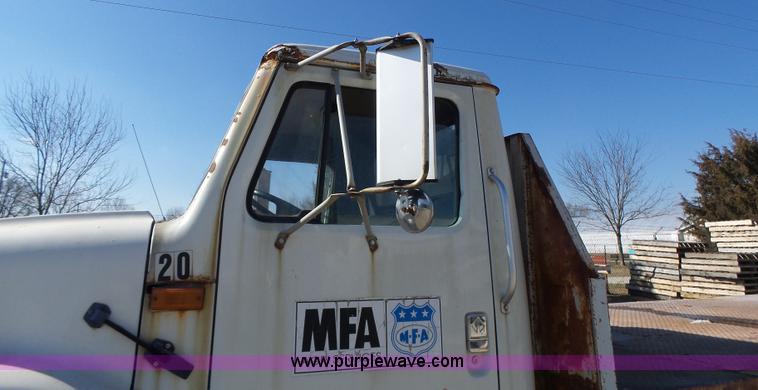 image for item L7113 1994 International 4900 flatbed truck