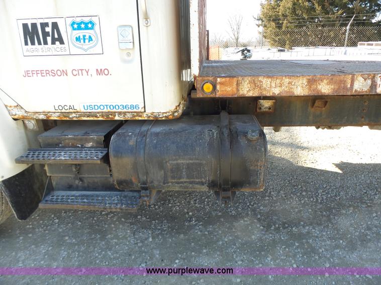 image for item L7113 1994 International 4900 flatbed truck