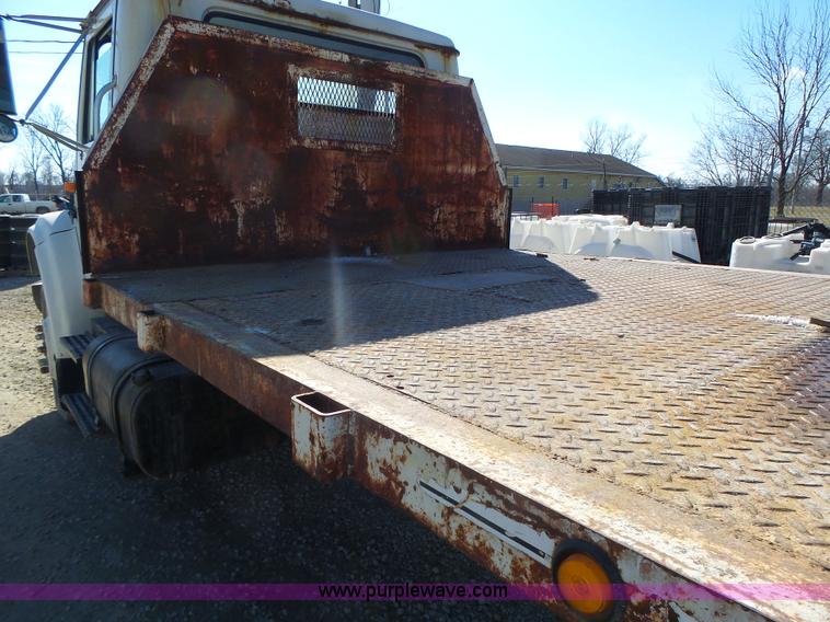 image for item L7113 1994 International 4900 flatbed truck