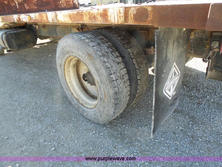 image for item L7113 1994 International 4900 flatbed truck