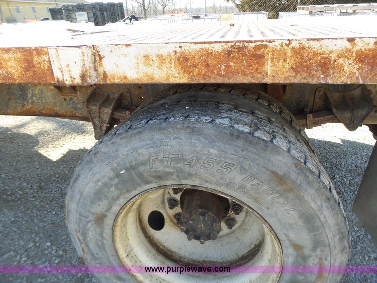 image for item L7113 1994 International 4900 flatbed truck