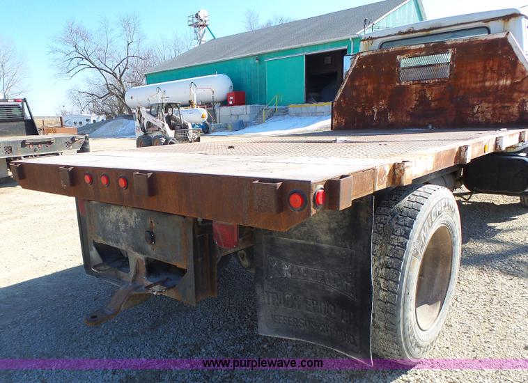 image for item L7113 1994 International 4900 flatbed truck