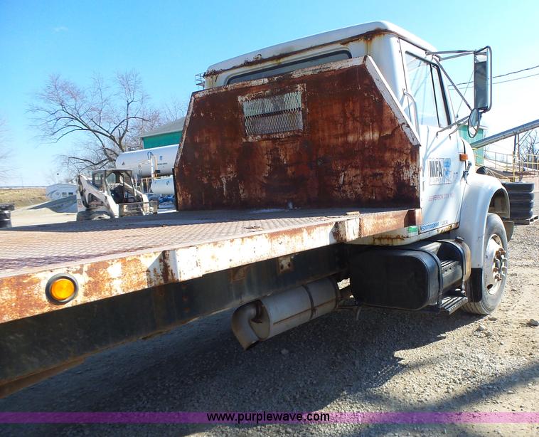 image for item L7113 1994 International 4900 flatbed truck
