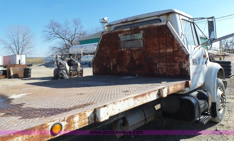 image for item L7113 1994 International 4900 flatbed truck