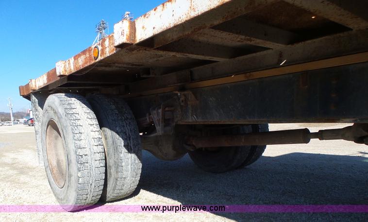 image for item L7113 1994 International 4900 flatbed truck