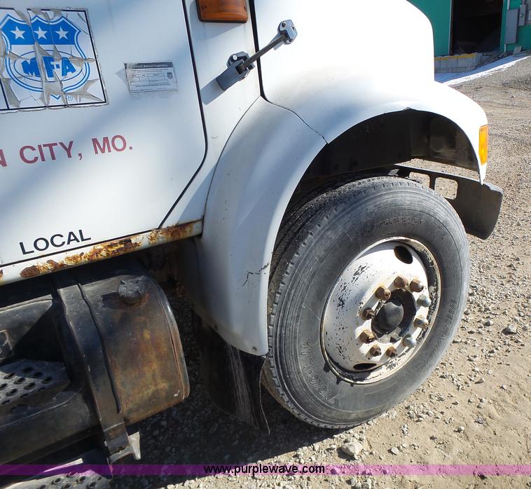 image for item L7113 1994 International 4900 flatbed truck