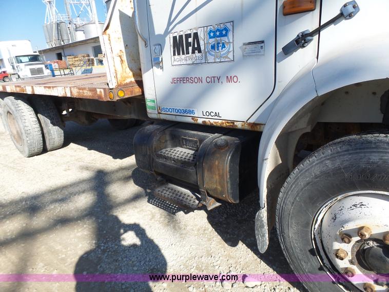 image for item L7113 1994 International 4900 flatbed truck