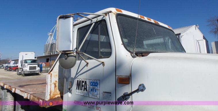 image for item L7113 1994 International 4900 flatbed truck