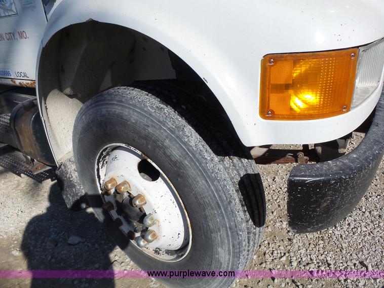 image for item L7113 1994 International 4900 flatbed truck