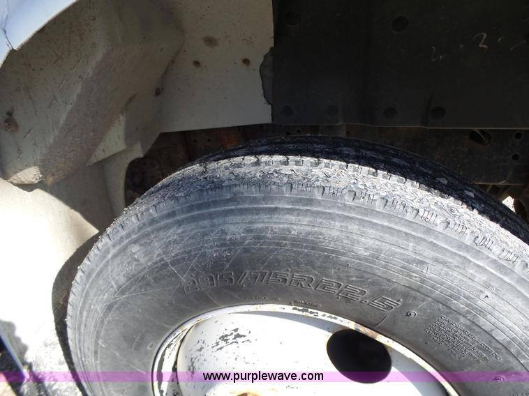 image for item L7113 1994 International 4900 flatbed truck