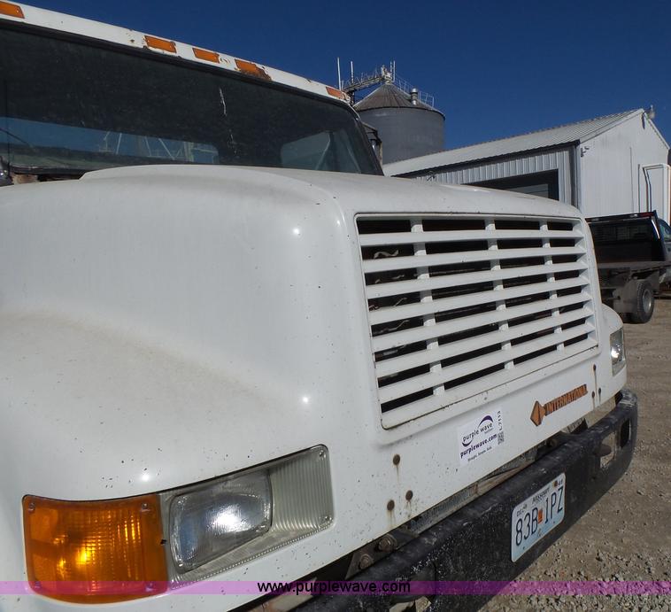 image for item L7113 1994 International 4900 flatbed truck